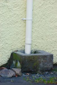 Évacuation eau de pluie jardin : solutions simples et efficaces