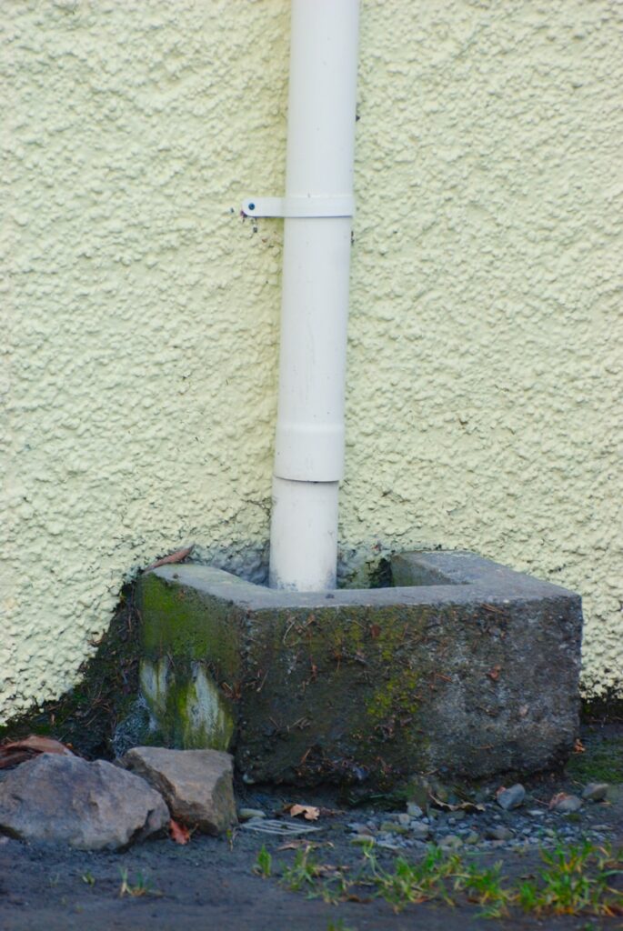 Évacuation eau de pluie jardin : solutions simples et efficaces
