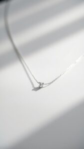 Choker : histoire, styles et conseils