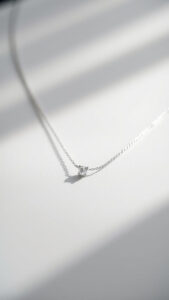 Choker : histoire, styles et conseils