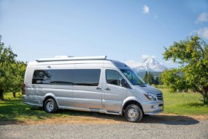 Comment bien choisir sa table et ses chaises pour van, fourgon et camping-car ?
